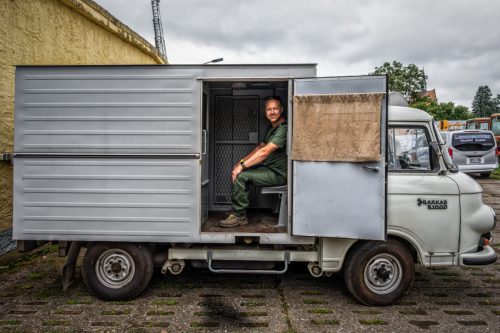 Fotograf sitzt in B1000 Knastwagen